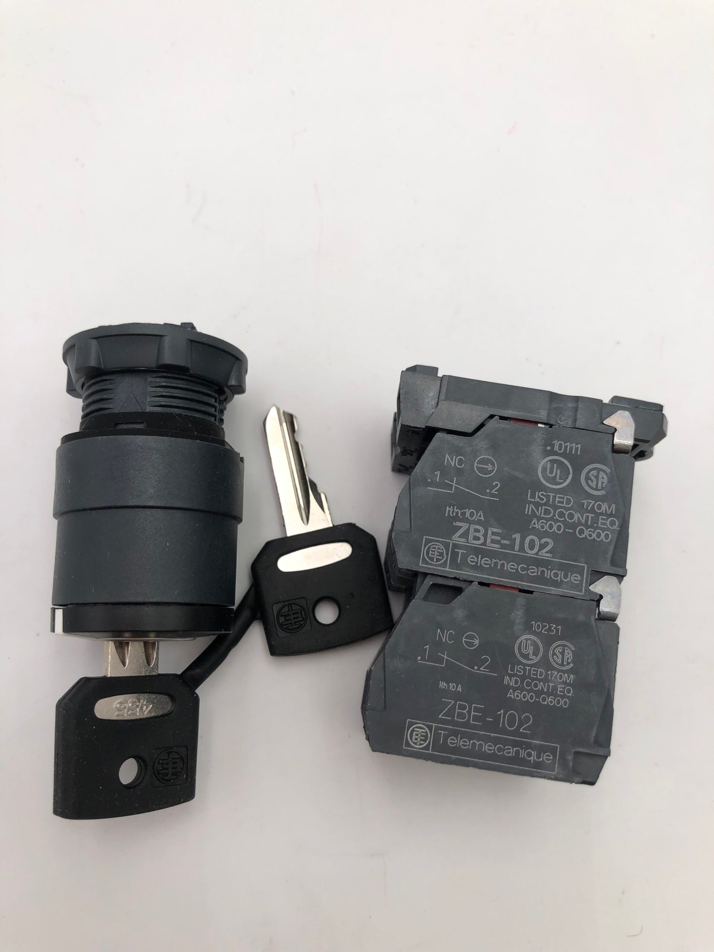 TELEMECANIQUE" ZB5AG4+2NO+2NC